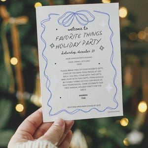 Op de afbeelding: Een witte uitnodigingskaart met blauwe tekst en een blauwe illustratie van een strik. De uitnodiging is voor een "Favoriete Dingen Kerstfeest" op zaterdag 21 december. De tekst bevat details over het dragen van pyjama's, het meenemen van cadeaus en RSVP-informatie.