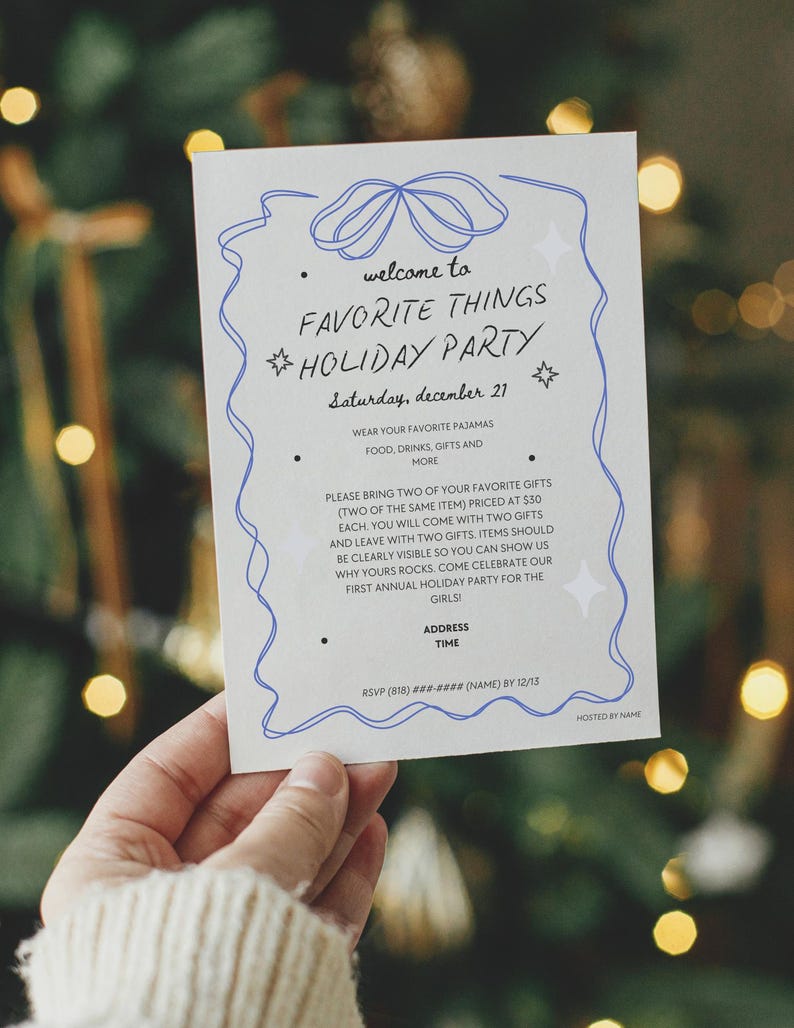 Op de afbeelding: Een witte uitnodigingskaart met blauwe tekst en een blauwe illustratie van een strik. De uitnodiging is voor een "Favoriete Dingen Kerstfeest" op zaterdag 21 december. De tekst bevat details over het dragen van pyjama's, het meenemen van cadeaus en RSVP-informatie.