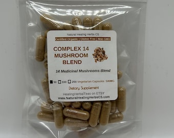 Peut inclure: Un sac en plastique transparent contenant 200 capsules brunes étiquetées "Complex 14 Mushroom Blend". L'étiquette indique également "14 Medicinal Mushrooms Blend", "Certified Organic | Gluten Free | Non GMO", "Dietary Supplement", et "Healing Herbal Teas on ETSY".