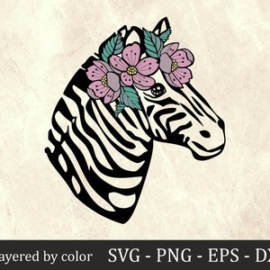 Puede incluir: Ilustración en blanco y negro de una cabeza de cebra con una corona floral de flores rosas y hojas verdes. La imagen incluye el texto "Layered by color SVG - PNG - EPS - DXF".