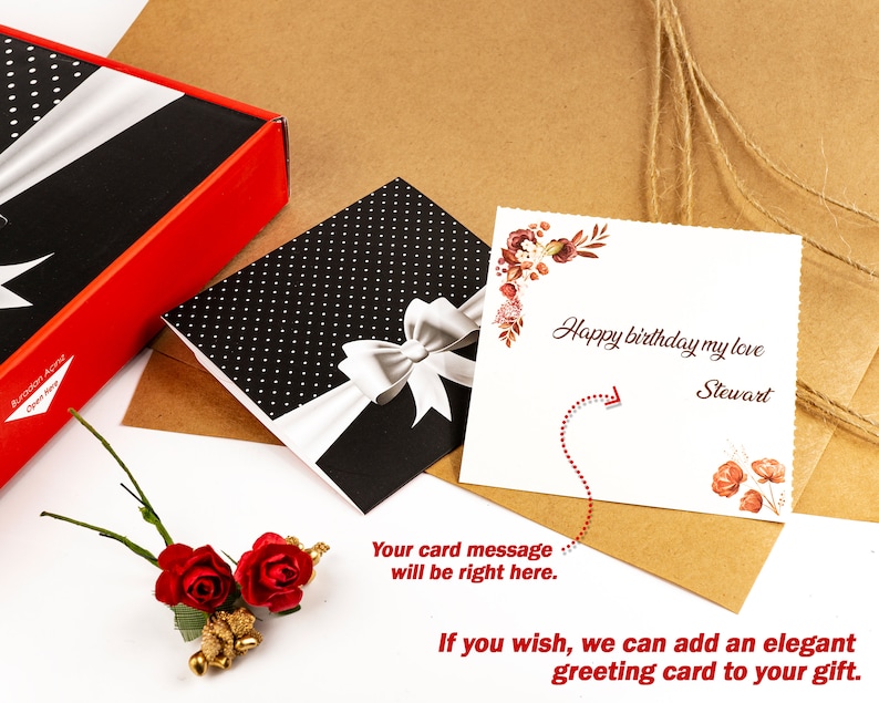 Op de afbeelding: Een cadeau set met een zwart-witte polkadot doos met een zilveren strik, een rood-zwarte doos en een wenskaart met de tekst "Happy birthday my love Stewart". Inclusief rode rozen en een gouden accent.