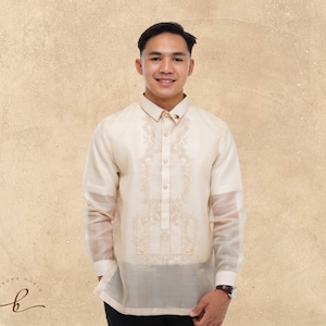 Elegant Men&#39;s Ivory Piña Cocoon Barong Tagalog: Embroidered Filipino Formal Wear
