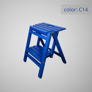 Può includere: Uno sgabello a gradini in legno blu con due gradini. Lo sgabello è ripiegato e pronto per l'uso. Il colore dello sgabello è C14.