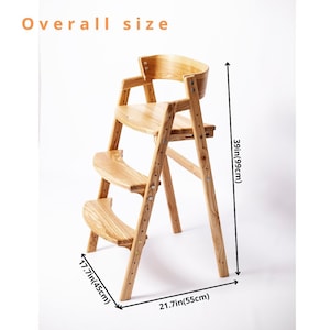 May include: A wooden high chair with three adjustable height settings. The chair is 99 cm tall, 45 cm wide, and 55 cm deep.