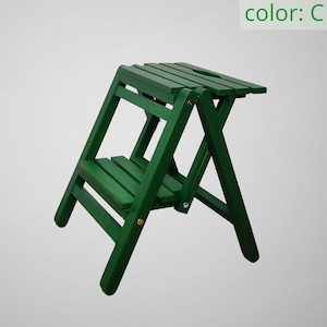 Può includere: Uno sgabello a gradini in legno verde con due gradini. Lo sgabello è piegato e pronto per l'uso. Il testo "color: C1" è visibile nell'immagine.