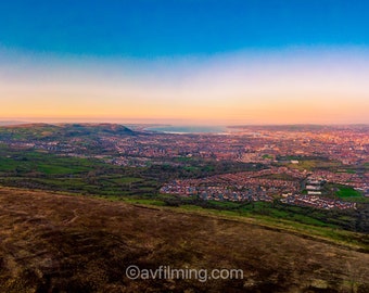 Divis &Black Mountain Sunset sobre Belfast