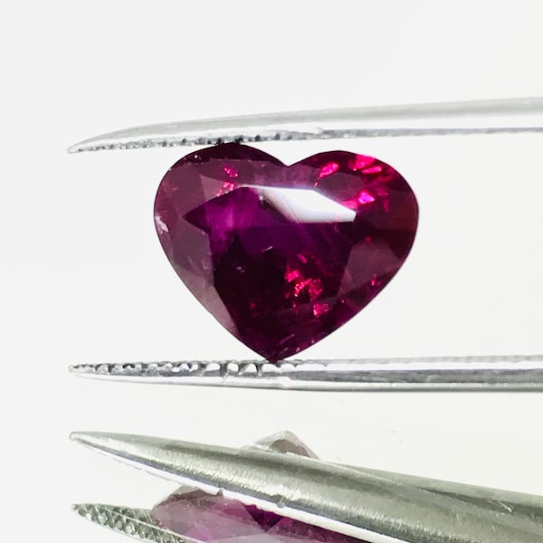 Purple Red Heated Ruby from Thailand 3.23 cts Heart Faceted Cut 10.33x8.31x5.29 (mm) Loose gemstone