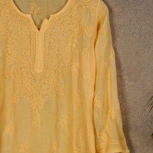 Mosterdgele Lucknowi Chikankari mousseline korte Kurta met vrije slip - maat M, borstomvang: 40