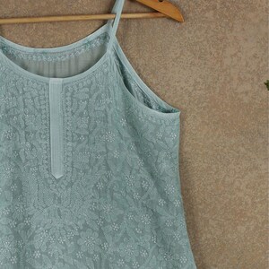 Saliegroen Lucknowi Chikankari Mousseline Short Kurta