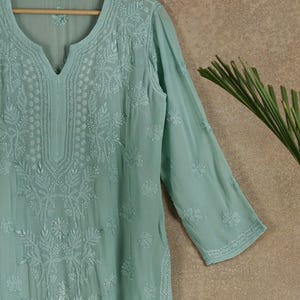 Saliegroen Lucknowi Chikankari Viscose Georgette Straight Kurta met free slip