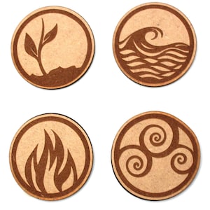 Może przedstawiać: Cztery okrągłe drewniane podkładki z różnymi symbolami reprezentującymi cztery żywioły: ziemię, wodę, ogień i powietrze. Symbolem ziemi jest roślina, symbolem wody jest fala, symbolem ognia jest płomień, a symbolem powietrza jest potrójna spirala.
