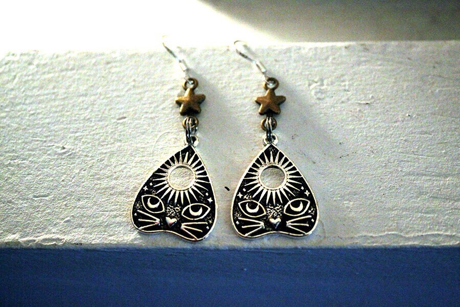 Boucles D'oreilles Chat Argenté Porte-bonheur - Dimensions 24 X 17 Mm, Neuves Sans Emballage