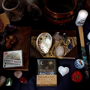 Kit sorcière mystère - mystery witch box - tentures, tarot, cristaux, bijoux, spell jar, bols offrande, pendule, plantes, encens, pierres...