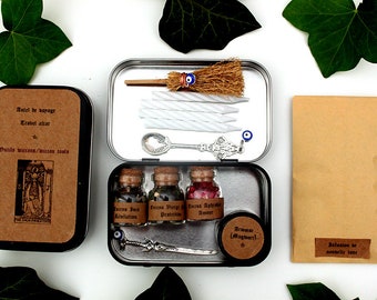 Autel de voyage outils wiccans, 13 items, mini kit sorcière, witch box dans petite boîte - pour rituels wicca - sorcière débutante - encens
