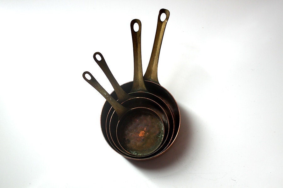 Quatre Petites Casseroles en Cuivre - Vintage Français 1960's Antiquité Cabinet de Curiosité Marmite