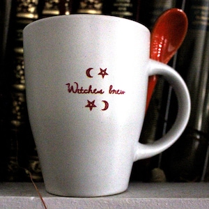 "Witches Brew" mugg i vit och orange keramik - häxa - sked - porslin - altare - häxa för nybörjare - feminist