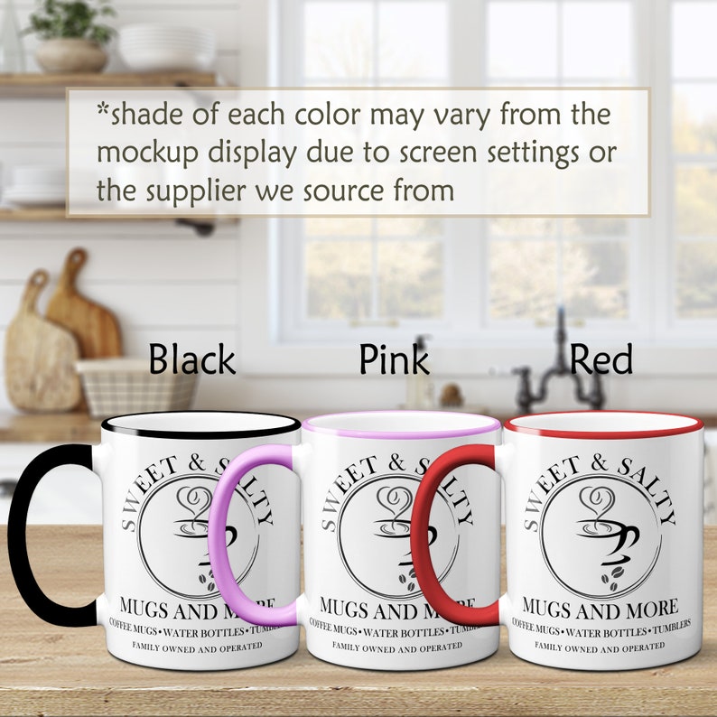 Puede incluir: Tres tazas de cer&aacute;mica blanca con letras negras y un borde negro, rosa y rojo. Las tazas presentan un logotipo que dice "Sweet & Salty" con una taza de caf&eacute; y granos de caf&eacute;. El texto debajo del logotipo dice "Mugs and More" y "Family Owned and Operated".
