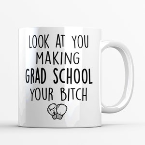 Taza divertida de graduación para estudiantes de posgrado, regalo de sobrevivencia a la escuela de posgrado, regalos de doctorado universitario para él o ella, estudiante universitario imagen 2