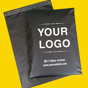 Könnte beinhalten: Schwarze Poly-Versandtaschen mit einem weißen "YOUR LOGO"-Design und Social-Media-Kontaktinformationen. Die Versandtaschen sind ideal für den Versand kleiner Artikel.