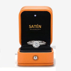 Solitaire engagement ring in satén stone diamond from the abo