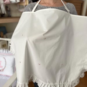 手刺繍の花があしらわれたフリル付き授乳カバー | 花柄刺繍入りコットン授乳カバー
