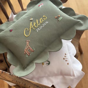 Cuscino ricamato personalizzato con inserto per la cameretta dei bambini / Cuscino in lino personalizzato con dati di nascita / Cuscino ricordo per neonato / Regalo per baby shower
