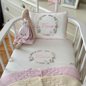 Juego de colcha acolchada para bebé de 4 piezas personalizada con diseño de mariposas, bordada a mano, ropa de cama para cuna, edredón para bebé