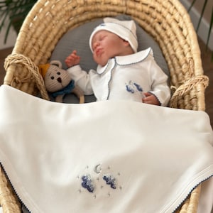 Conjunto orgânico para recém-nascido azul-marinho Twinkle | Roupa de bebê menino para hospital | Bordado feito à mão | Roupas de bebê | Presente bordado para chá de bebê