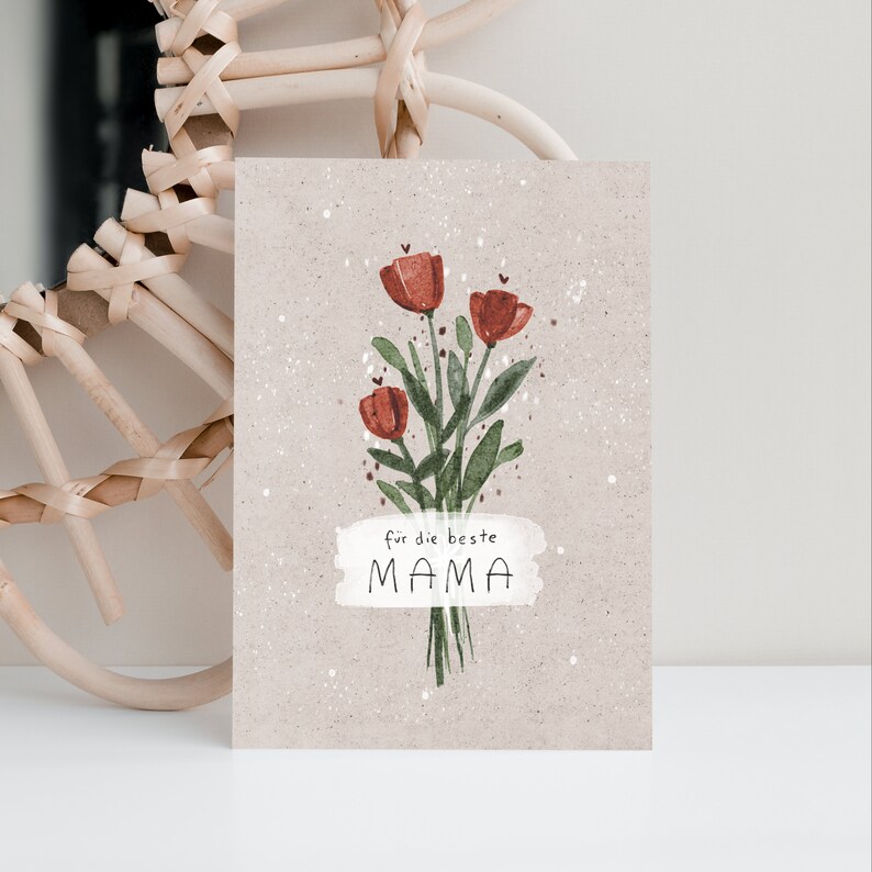 Op de afbeelding: Een kaart met een aquarel-illustratie van een boeket rode bloemen met groene stelen en bladeren. De kaart heeft de tekst "f&uuml;r die beste MAMA" in een wit kader.