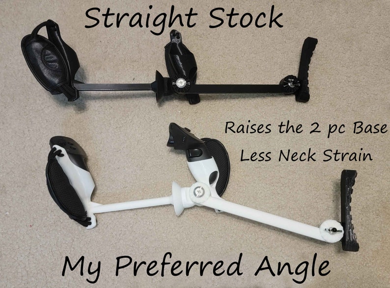 Może przedstawiać: Dwa regulowane czarno-białe urządzenia z tekstem "Straight Stock" i "My Preferred Angle". Widoczny jest r&oacute;wnież tekst "Raises the 2 pc Base Less Neck Strain". Urządzenia wydają się być zaprojektowane do podpierania głowy użytkownika.