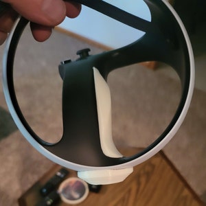 Puede incluir: Una correa de auriculares VR blanca y negra con una empu&ntilde;adura de pl&aacute;stico blanco. La correa est&aacute; hecha de un material suave y flexible y est&aacute; dise&ntilde;ada para ser c&oacute;moda de llevar.