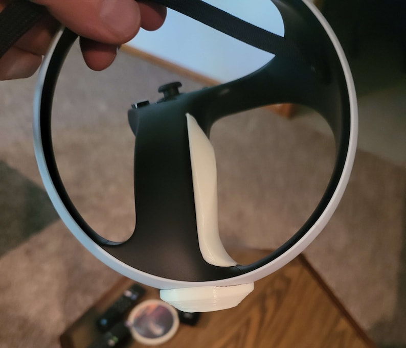 Puede incluir: Una correa de auriculares VR blanca y negra con una empu&ntilde;adura de pl&aacute;stico blanco. La correa est&aacute; hecha de un material suave y flexible y est&aacute; dise&ntilde;ada para ser c&oacute;moda de llevar.