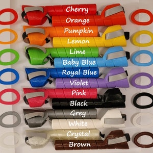 Puede incluir: Un conjunto de 15 cintas para el pelo en espiral de colores con anillos a juego. Los colores son cereza, naranja, calabaza, lim&oacute;n, lima, azul beb&eacute;, azul real, violeta, rosa, negro, gris, blanco, cristal y marr&oacute;n.