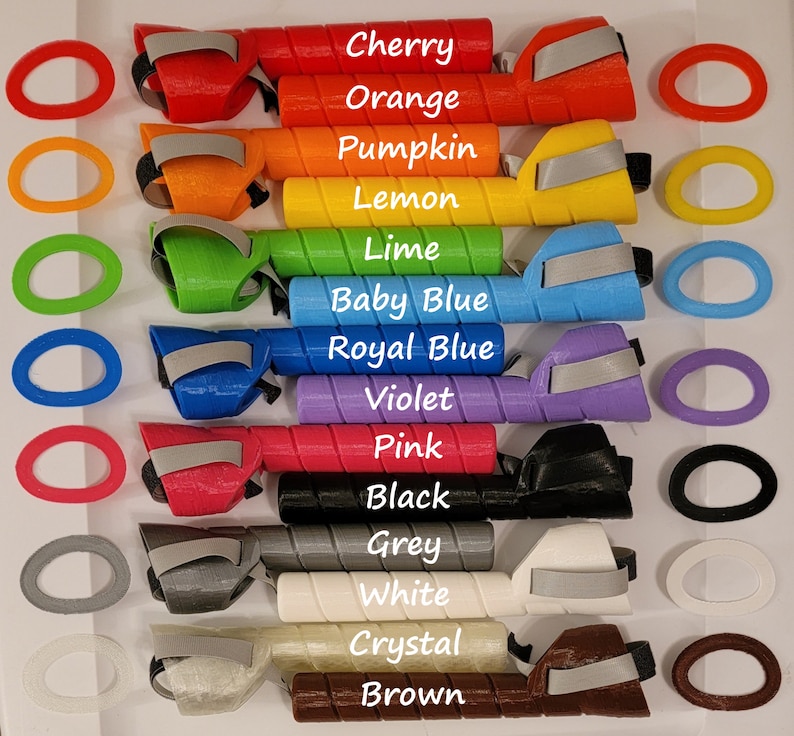 Puede incluir: Un conjunto de 15 cintas para el pelo en espiral de colores con anillos a juego. Los colores son cereza, naranja, calabaza, lim&oacute;n, lima, azul beb&eacute;, azul real, violeta, rosa, negro, gris, blanco, cristal y marr&oacute;n.