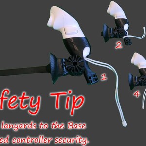 Może przedstawiać: Ilustracja czarno-białego kontrolera z linką. Obraz zawiera tekst &bdquo;Safety Tip&rdquo; i instrukcje dotyczące mocowania linek do podstawy w celu zwiększenia bezpieczeństwa kontrolera. Pięć ponumerowanych diagram&oacute;w przedstawia r&oacute;żne metody wiązania.