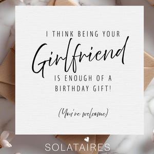 Acho que ser sua namorada já é um presente de aniversário suficiente, cartão de aniversário engraçado para ele, cartão de aniversário para namorado/marido/finanças