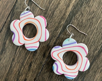 Boucles d'oreilles Rainbow Swirl Flower, boucles d'oreilles en argile, boucles d'oreilles en argile polymère faites à la main, boucles d'oreilles géométriques en argile,