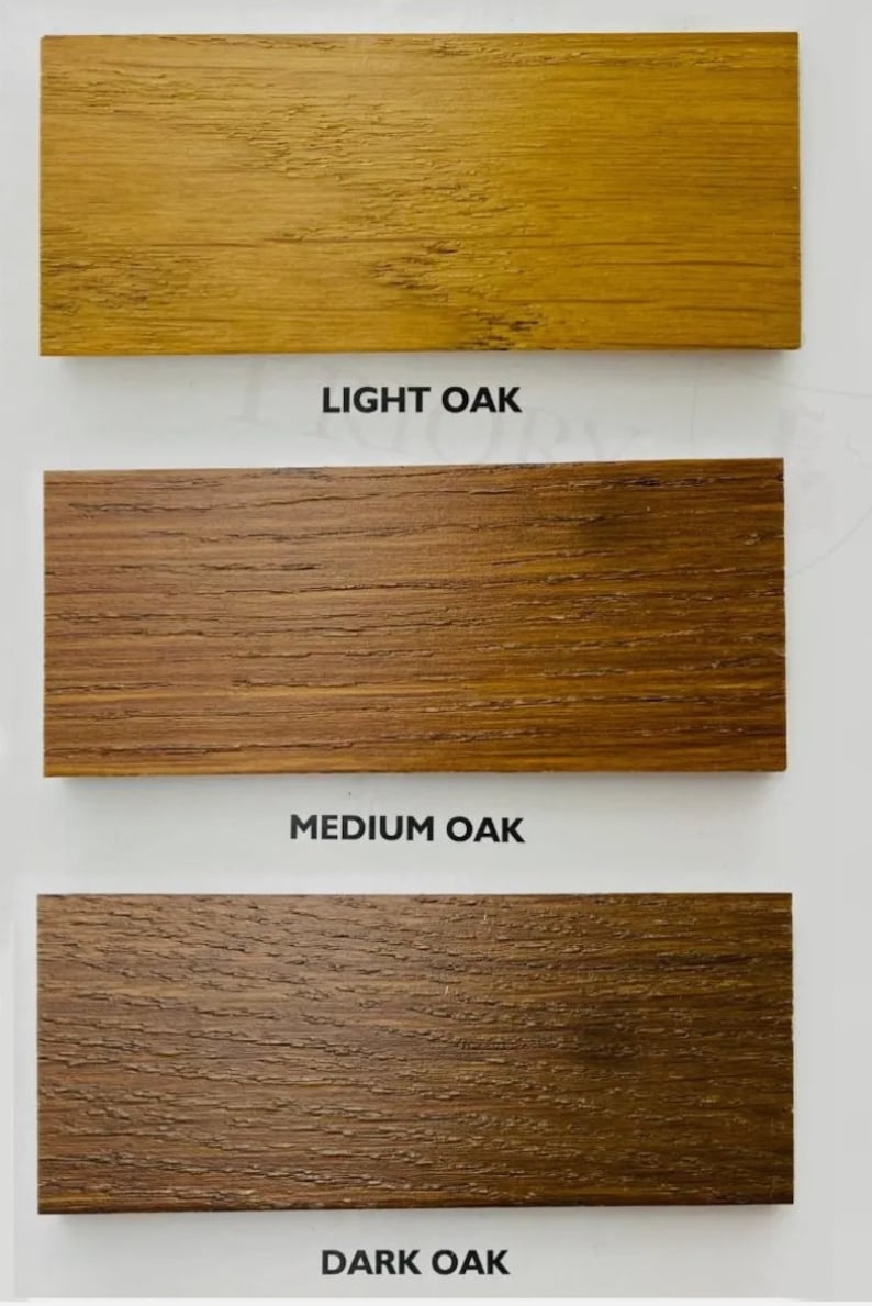 Puede incluir: Tres muestras de madera que muestran diferentes tonos de roble: roble claro, roble medio y roble oscuro.