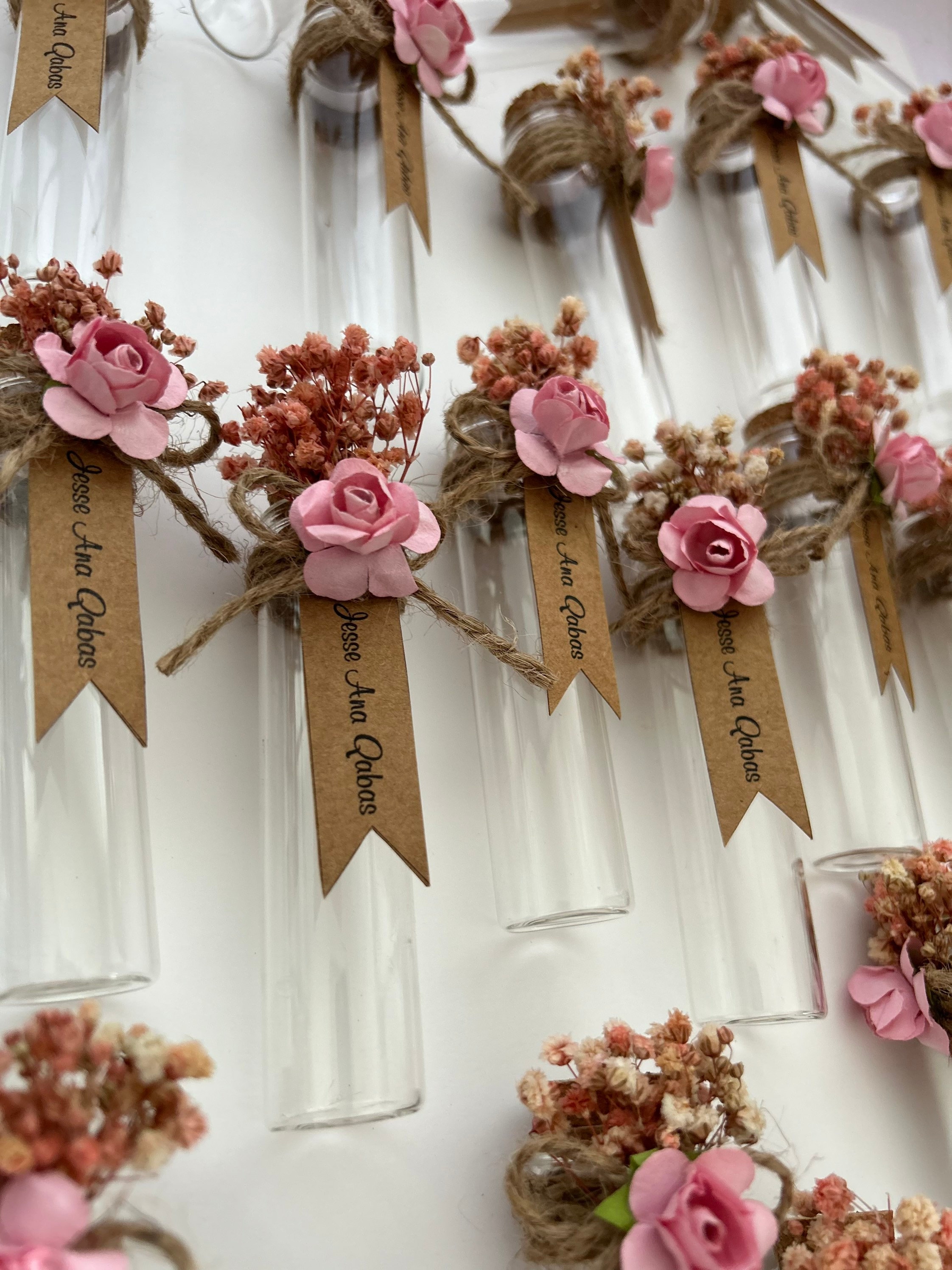 Recuerdos de boda personalizados en botellas de vidrio: flores secas y de  papel - Etsy México, image size:2244x2992