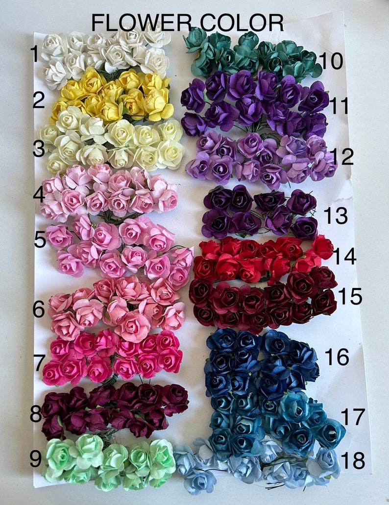 Puede incluir: Surtido de 18 colores de peque&ntilde;as flores de papel, numeradas del 1 al 18. Los colores incluyen blanco, amarillo, rosa, rosa claro, rojo, burdeos, azul, azul verdoso, azul claro, morado, lavanda y verde.