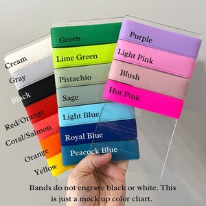 Peut inclure: Un nuancier pr&eacute;sentant plusieurs bandes en silicone dans diverses teintes, notamment cr&egrave;me, gris, noir, rouge/orange, corail/saumon, orange, jaune, vert, vert lime, pistache, sauge, bleu clair, bleu roi, bleu paon, violet, rose clair, blush et rose vif.