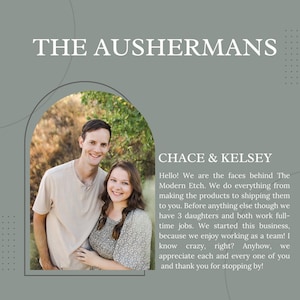 Peut inclure: Un graphique carr&eacute; sur fond vert sauge avec le texte THE AUSHERMANS en haut. Un cadre en arche contient une photographie d'un couple souriant, Chace et Kelsey. &Agrave; droite, du texte pr&eacute;sente les propri&eacute;taires de l'entreprise et leur histoire.