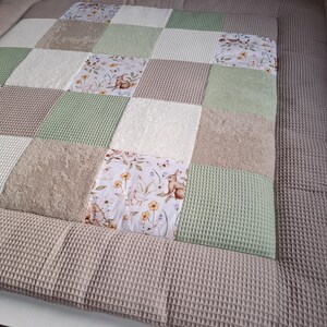 Patchwork Krabbeldecke mit Bauernhof-Motiv –  individuell wählbare Stoffe