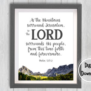 Könnte beinhalten: Ein druckbarer digitaler Download eines Bibelverses, Psalm 125,2, mit einem Berglandschaft Hintergrund. Der Text lautet: "Wie die Berge Jerusalem umgeben, so umgibt der HERR sein Volk, von nun an und für immer."