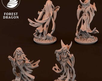 Puede incluir: Cuatro miniaturas de fantasía detalladas y de color claro de figuras espectrales con túnicas fluidas y rasgos esqueléticos. Las figuras están posadas en posturas dinámicas, con la boca de una figura abierta en un grito. El logotipo de Forest Dragon está en la esquina superior izquierda.