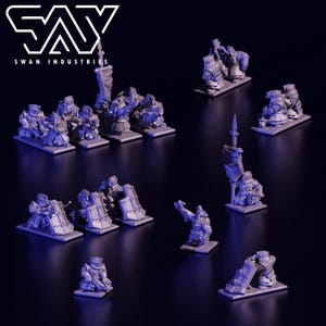 Puede incluir: Figuras de fantasía en miniatura grises, que representan guerreros con escudos, estandartes y armas. Las figuras están dispuestas sobre pequeñas bases. La imagen incluye el texto "SAY" y "SWAN INDUSTRIES".