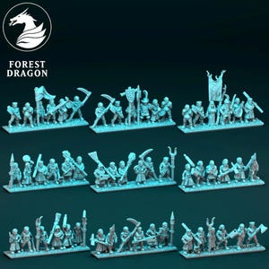 Op de afbeelding: Miniatuurfiguren van een fantasieleger, gerangschikt in rijen. De figuren zijn lichtblauw en hebben verschillende wapens en vlaggen. Het "Forest Dragon" logo staat linksboven. De miniaturen zijn waarschijnlijk voor tabletop games.