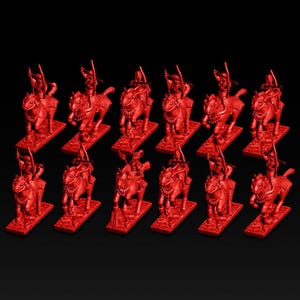 Puede incluir: Colección de figuras en miniatura rojas que representan guerreros montados con arcos y flechas. Cada figura está montada sobre un caballo y se encuentra sobre una base rectangular. Las figuras están dispuestas en filas sobre un fondo negro.
