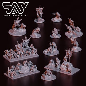 Puede incluir: Una colección de figuras de fantasía en miniatura grises, que incluyen guerreros y criaturas, se exhibe sobre una superficie oscura. Las figuras varían en tamaño y pose, algunas de pie sobre bases rocosas. El logotipo "SAY SWAN INDUSTRIES" es visible.