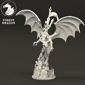 Puede incluir: Una detallada figura de color blanquecino de un dragón con grandes alas, montado por una figura que sostiene una bandera. El dragón se alza sobre una base rocosa. El texto "FOREST DRAGON" está en la esquina superior izquierda.